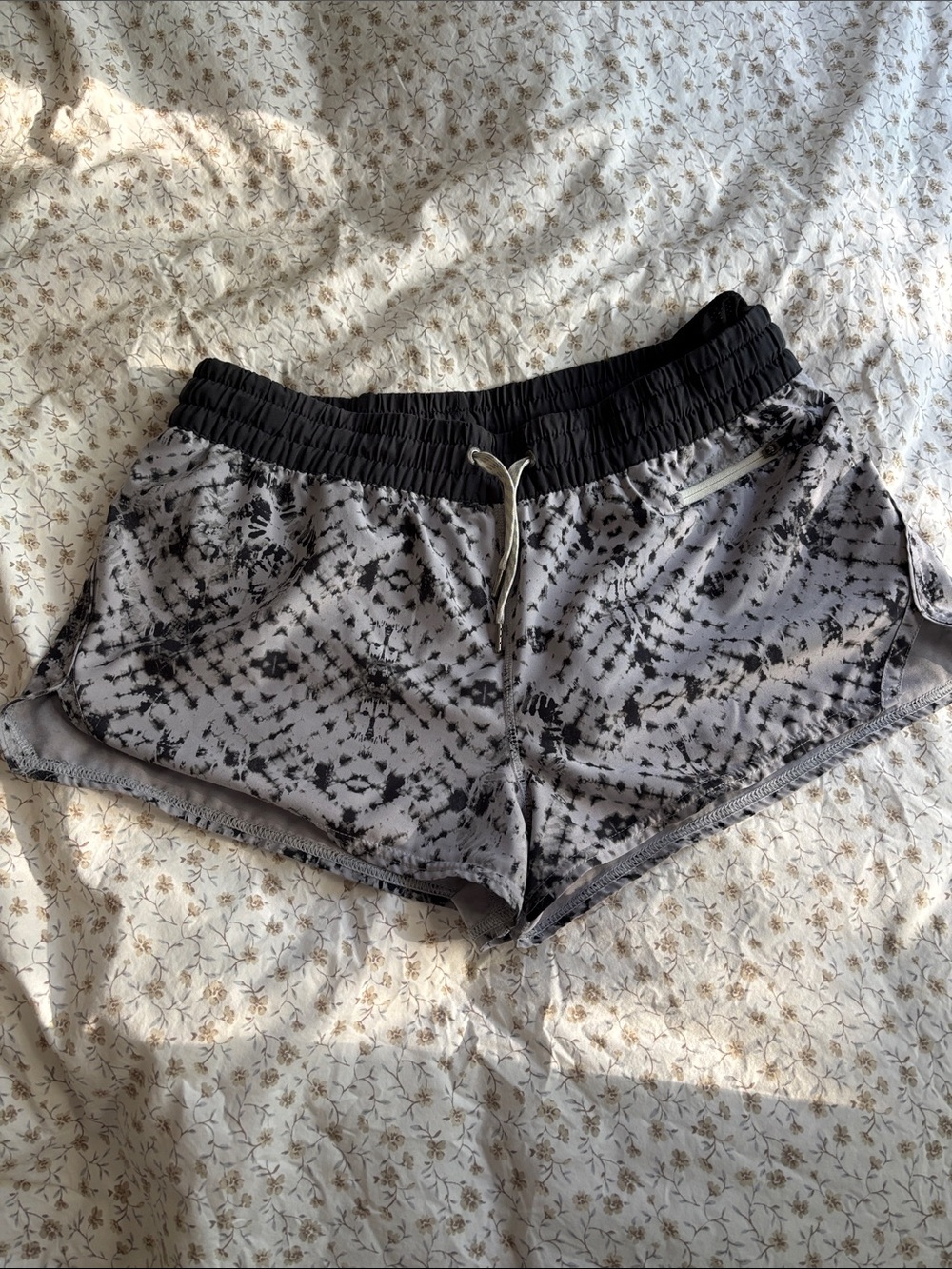 Vuori Clementine Shorts with Black Waistband